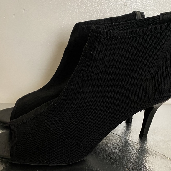 Tahari - Picture 3 of 7